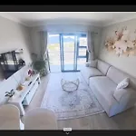 Immaculate 2-Bed Apartment In Cape Town